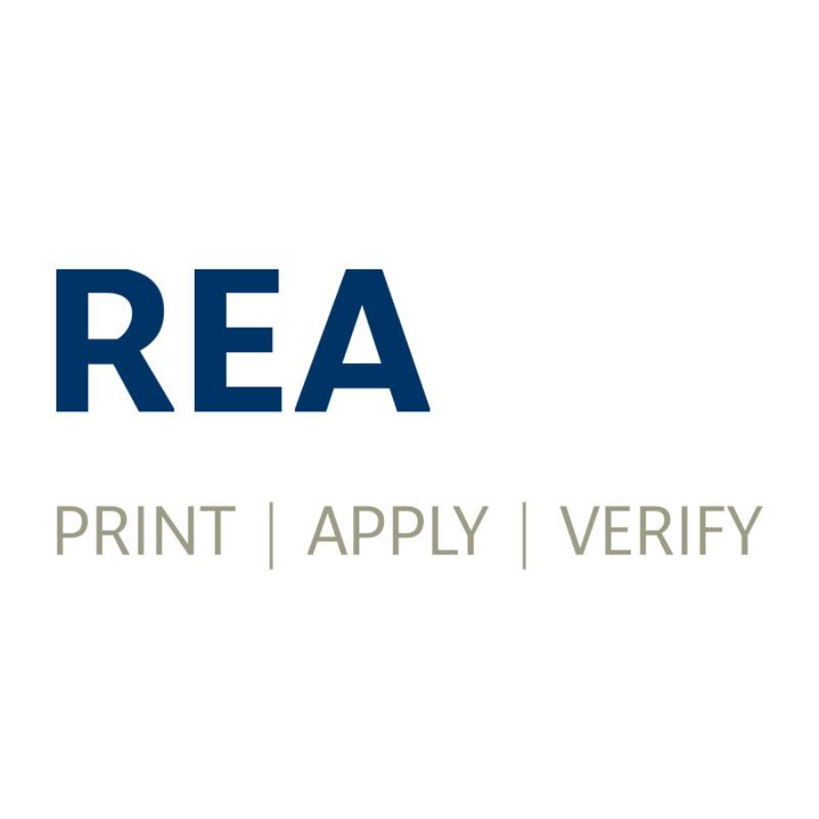 Logo von REA mit blauer Schrift und darunter dem Claim Print | Apply | Verify, REA ist Kunde der PR-Agentur rfw. kommunikation in Darmstadt.